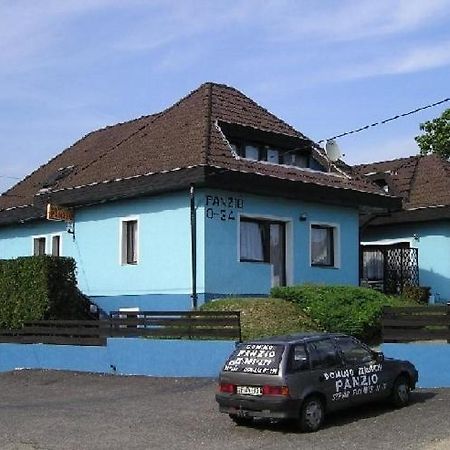 Bed and Breakfast Domino Panzio Секешфегервар Екстер'єр фото