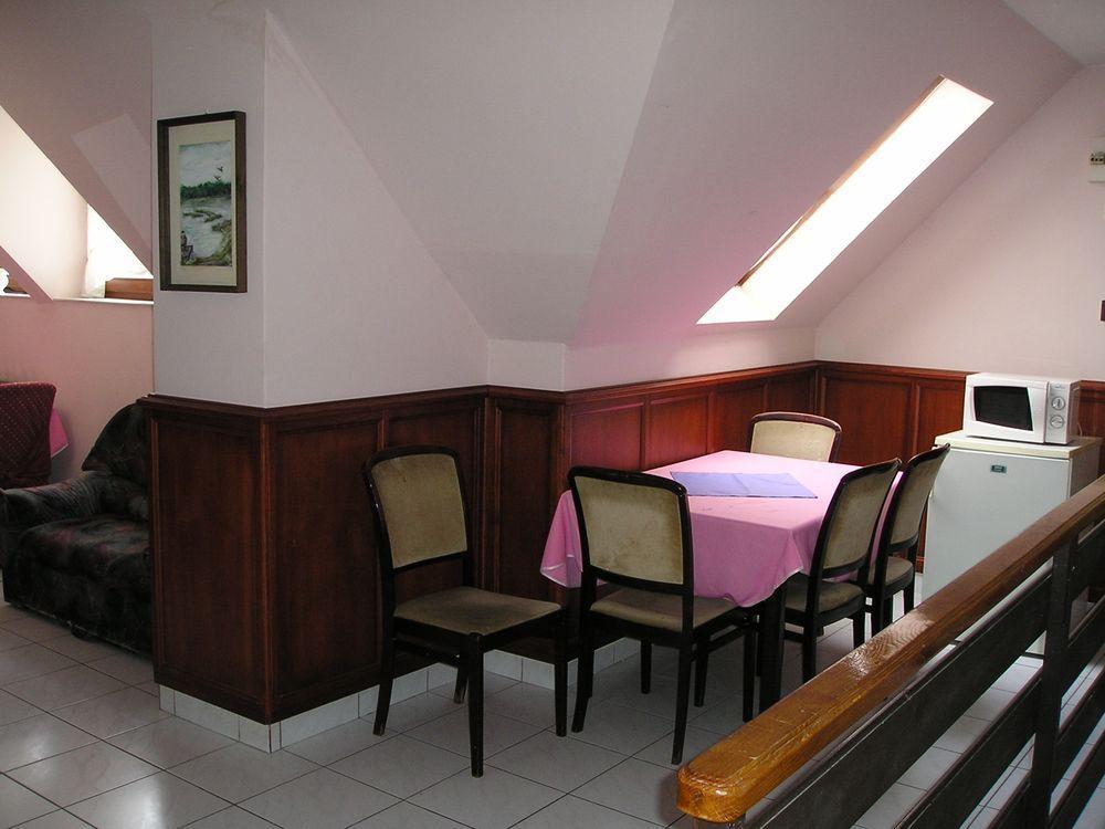 Bed and Breakfast Domino Panzio Секешфегервар Екстер'єр фото